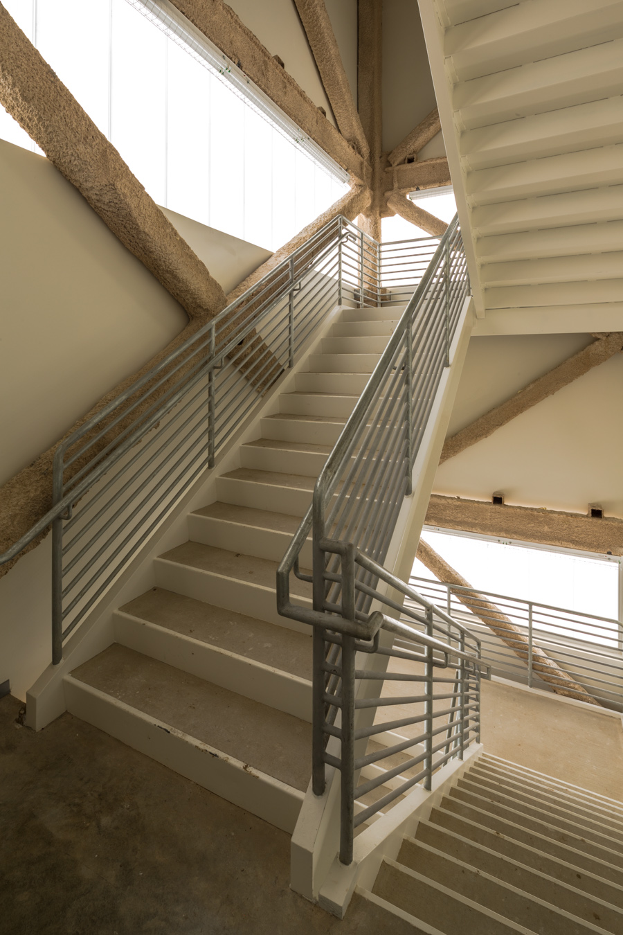 集装箱变身办公建筑的艺术探索-16