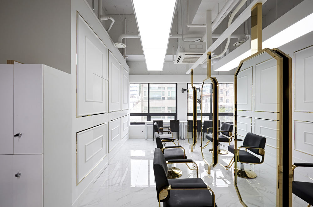 首尔江南区的 15 平白色简约美容室设计-6