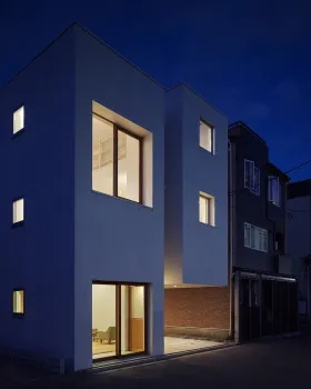 Sendai 山间“horizontal house”