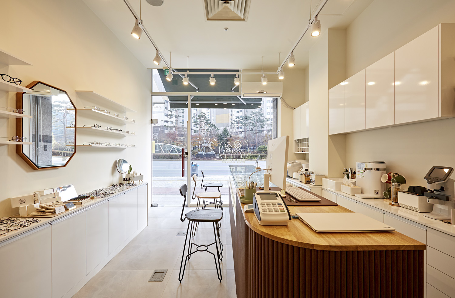 首尔 7 坪咖啡馆式眼镜店，白色&木质设计诠释温馨空间-8