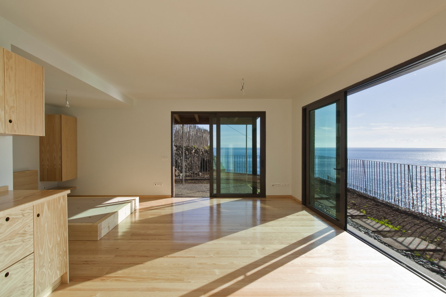 葡萄牙马德拉岛悬崖边的小农舍改造-47