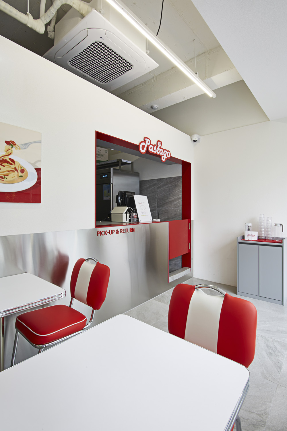 简约红色点缀的 9 坪专业咖啡厅设计-6