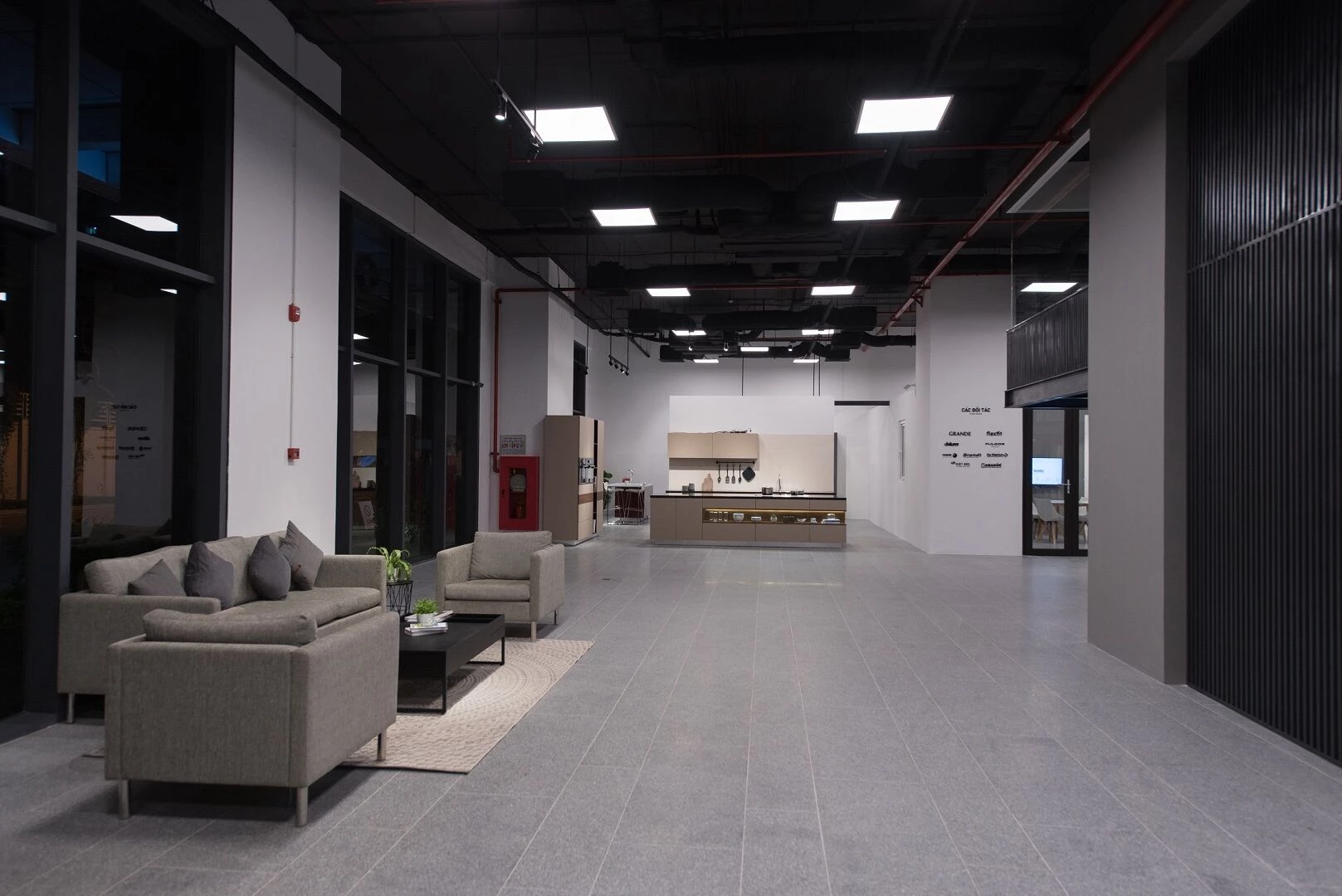 越南河内 Rehau 展示厅——创新材料展示与办公空间的完美融合-17