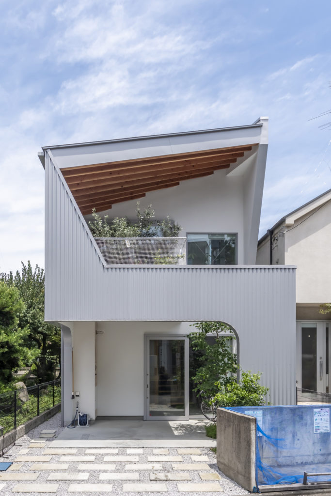 対角線上にゆるやかな階段が通る家 ５匹の犬たちとともに伸びやか、おおらかに暮らす | Architecture | 100%LiFE-14