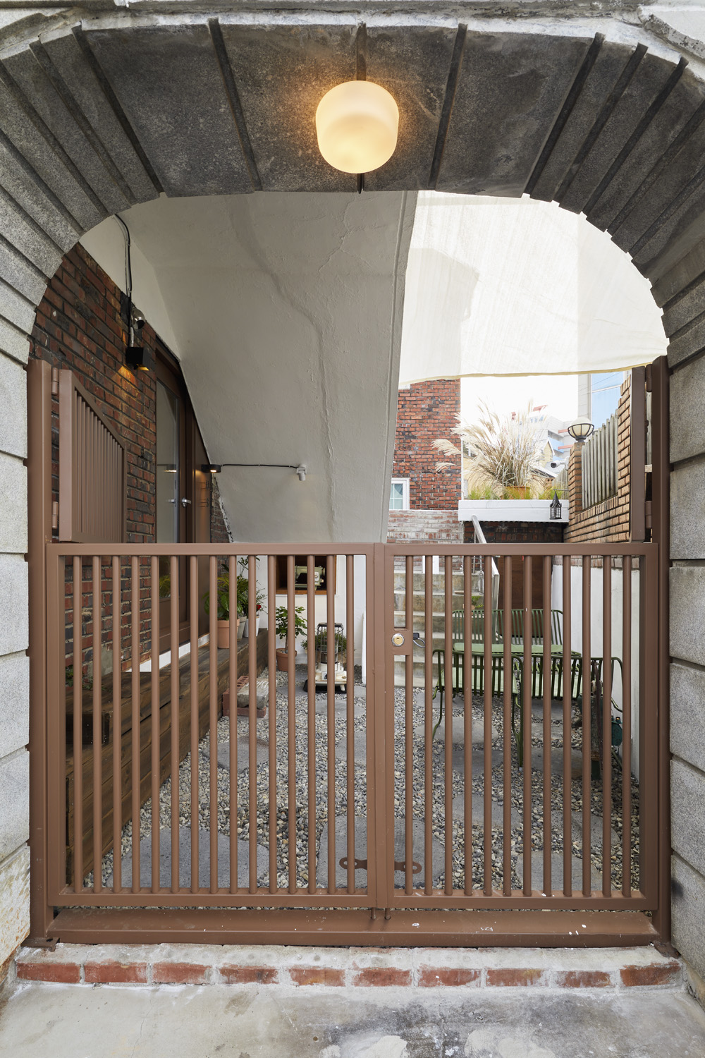 简约 37 平咖啡馆，白色与原木打造温馨空间-16