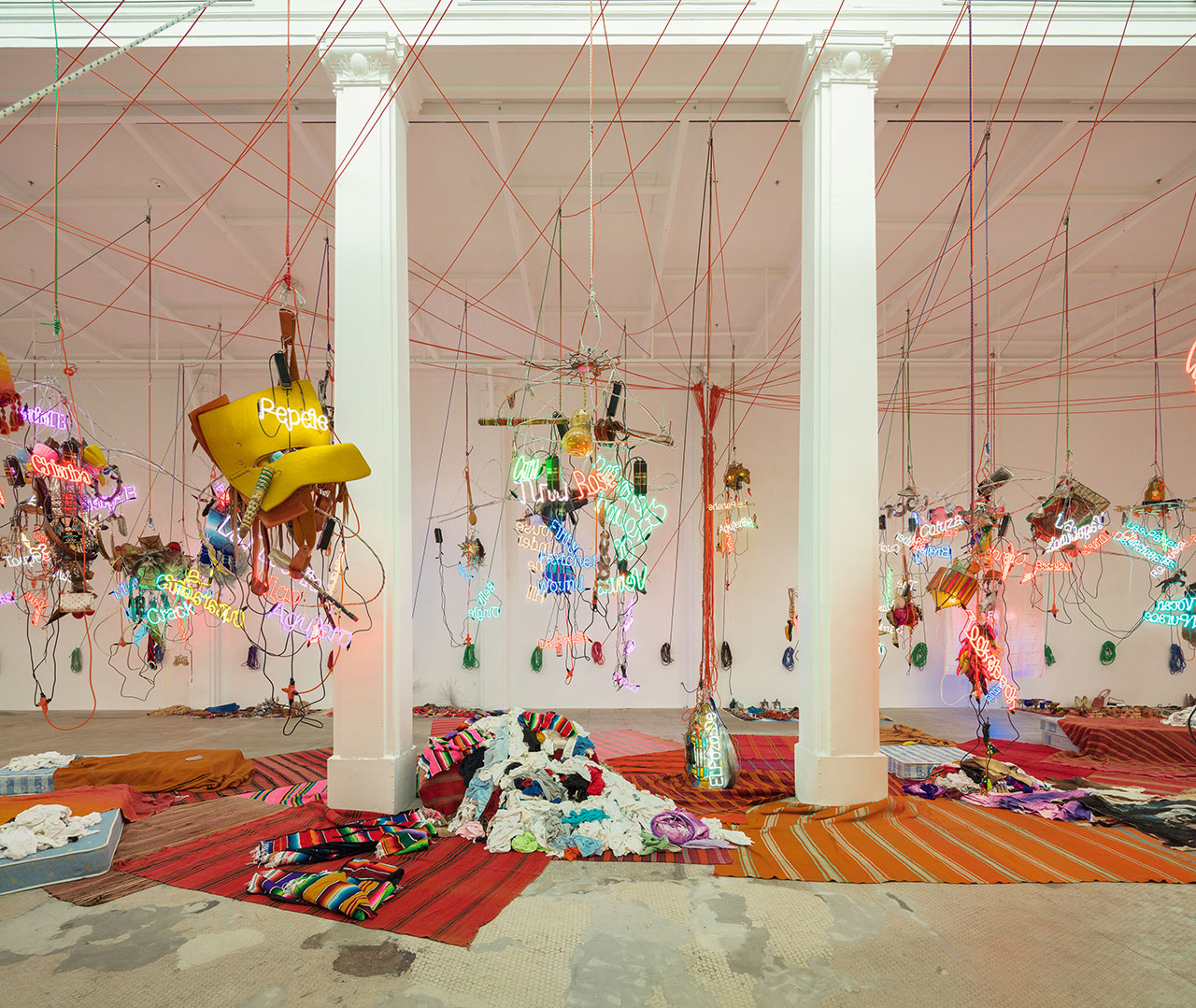 混沌中的诗意的 Jason Rhoades 装置艺术展-7