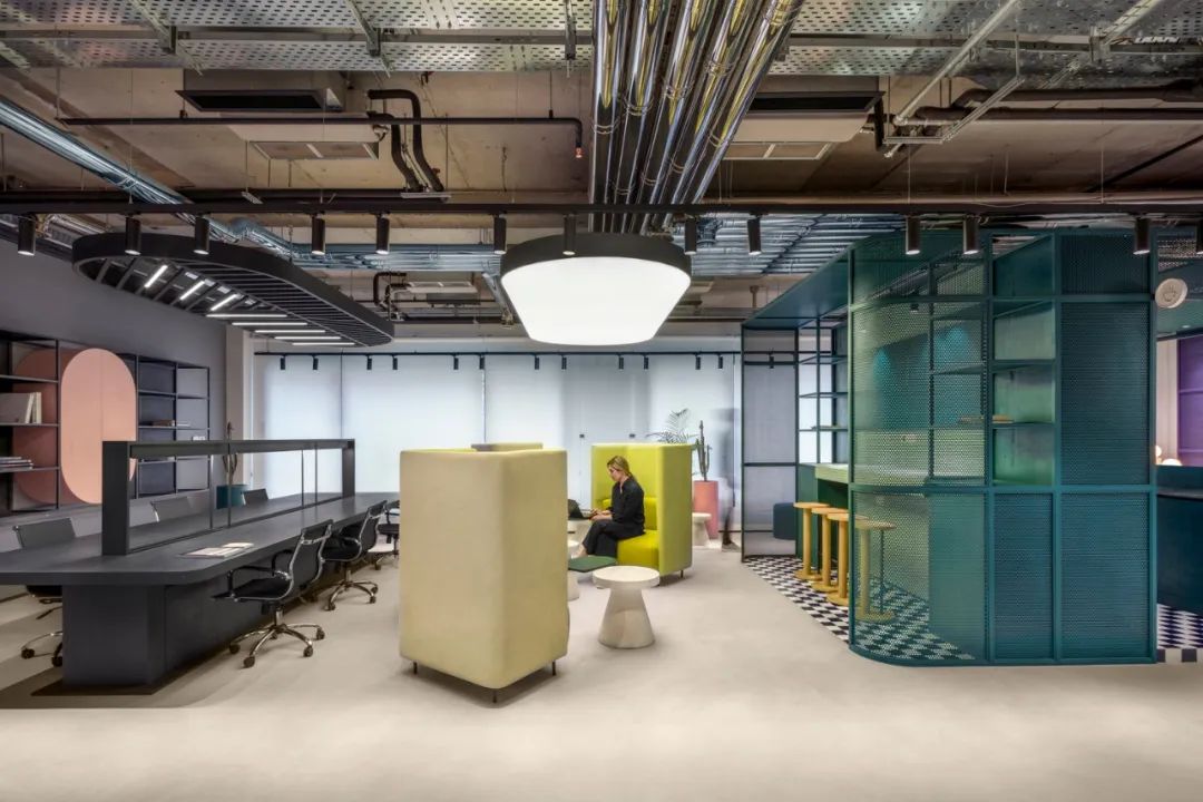 漂浮太空间的化妆品工作室丨波斯花园工作室-2