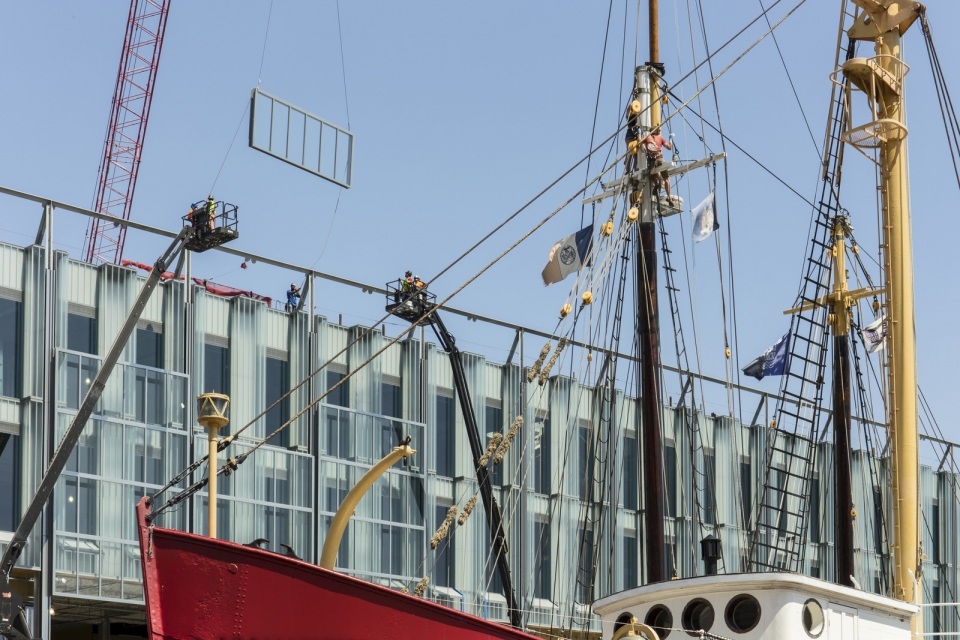 纽约 17 号码头公共空间,巨型玻璃面板系统成亮点-18