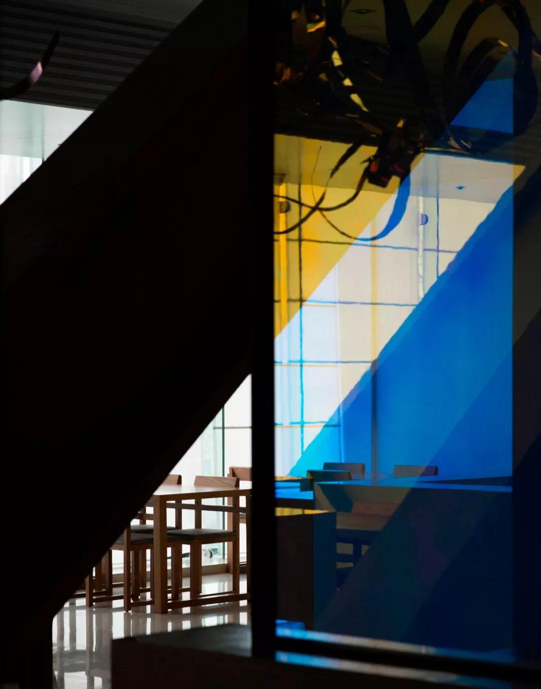 成都道田料理仁和春天店 | 炫彩玻璃诠释霓虹日料新风格-26