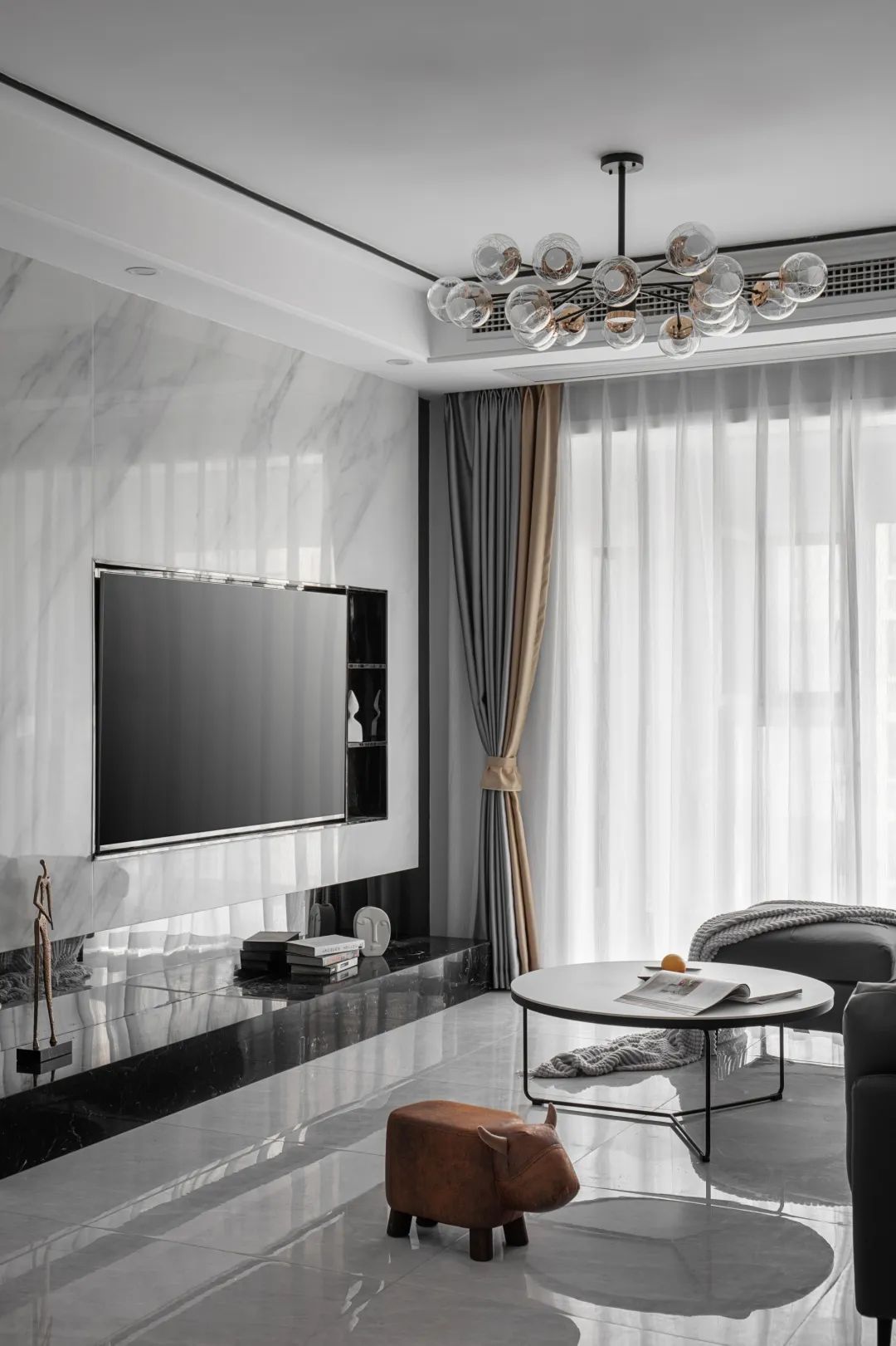 重庆融创春晖十里雍和府 | 黑白灰里的现代简约温情-21