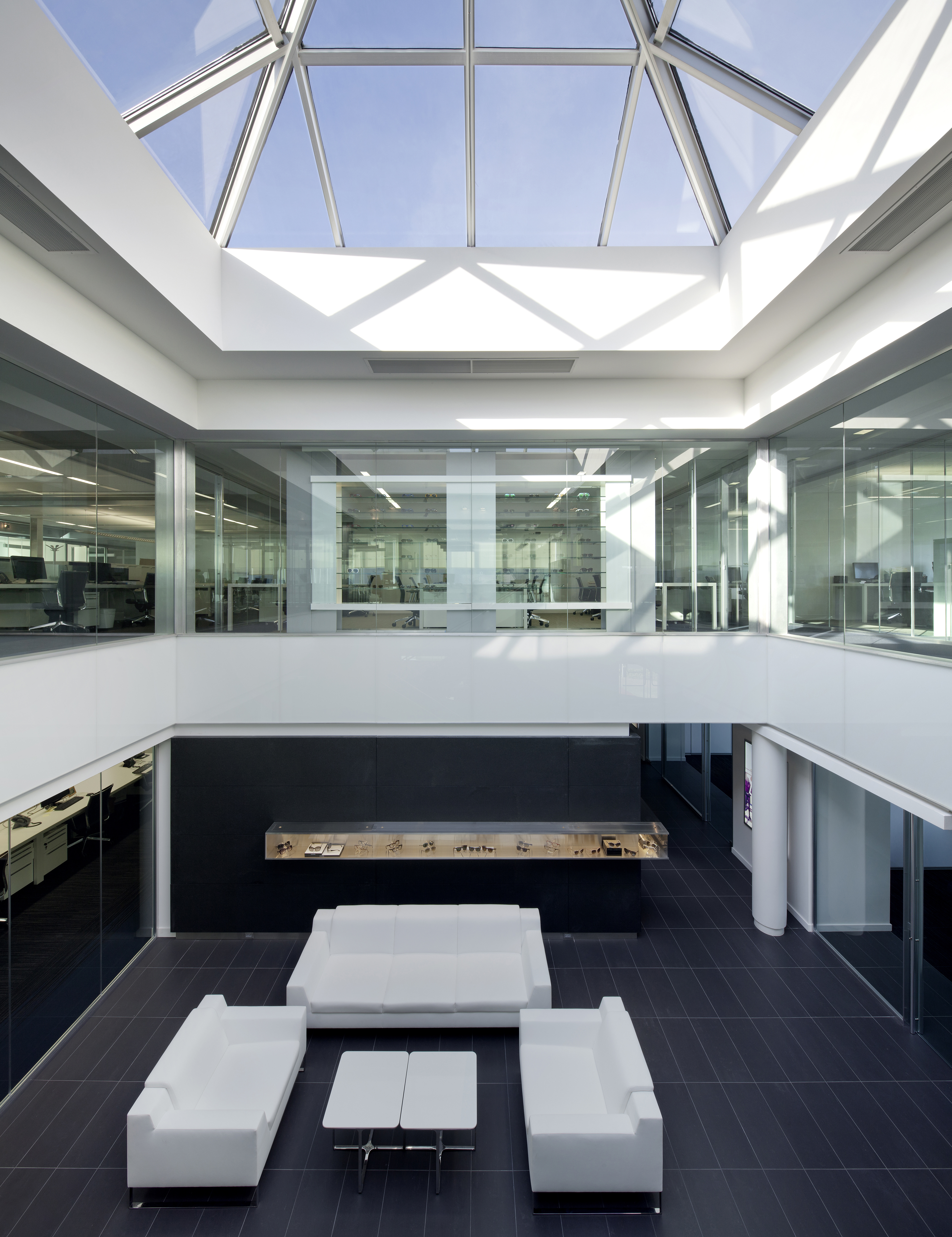 摩登 Luxottica 集团办公室 | 红白灰演绎高效工作环境-19