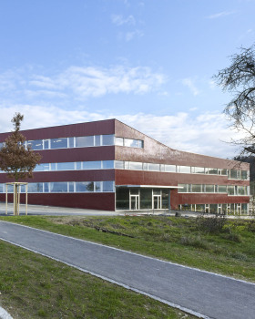 NiederwangenRied 学校和运动场丨瑞士丨BüningPfaue Kartmann Architekten