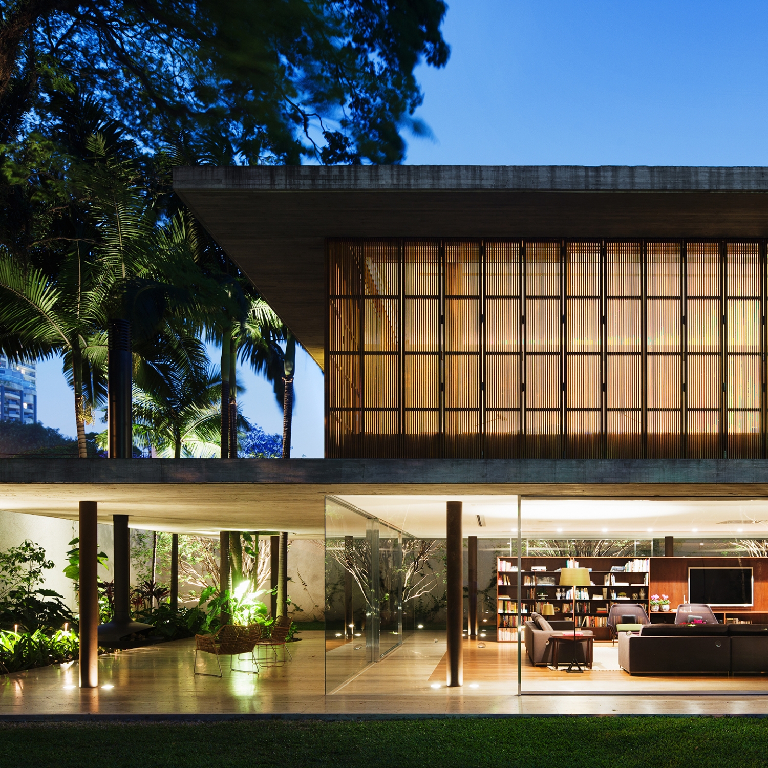 巴西 Toblerone 住宅 | 开放式布局,木结构网格,室内外自由空间-47