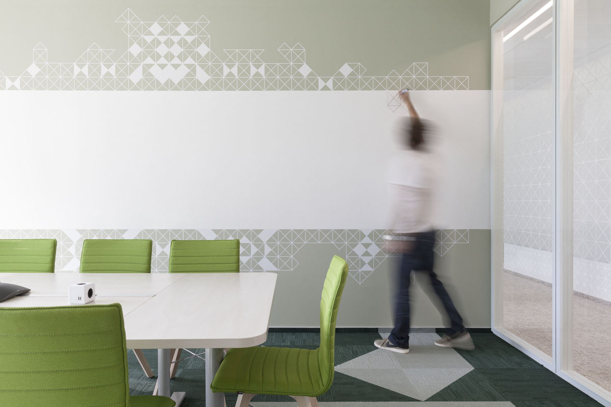 神秘制药公司在保加利亚的活力办公空间-13