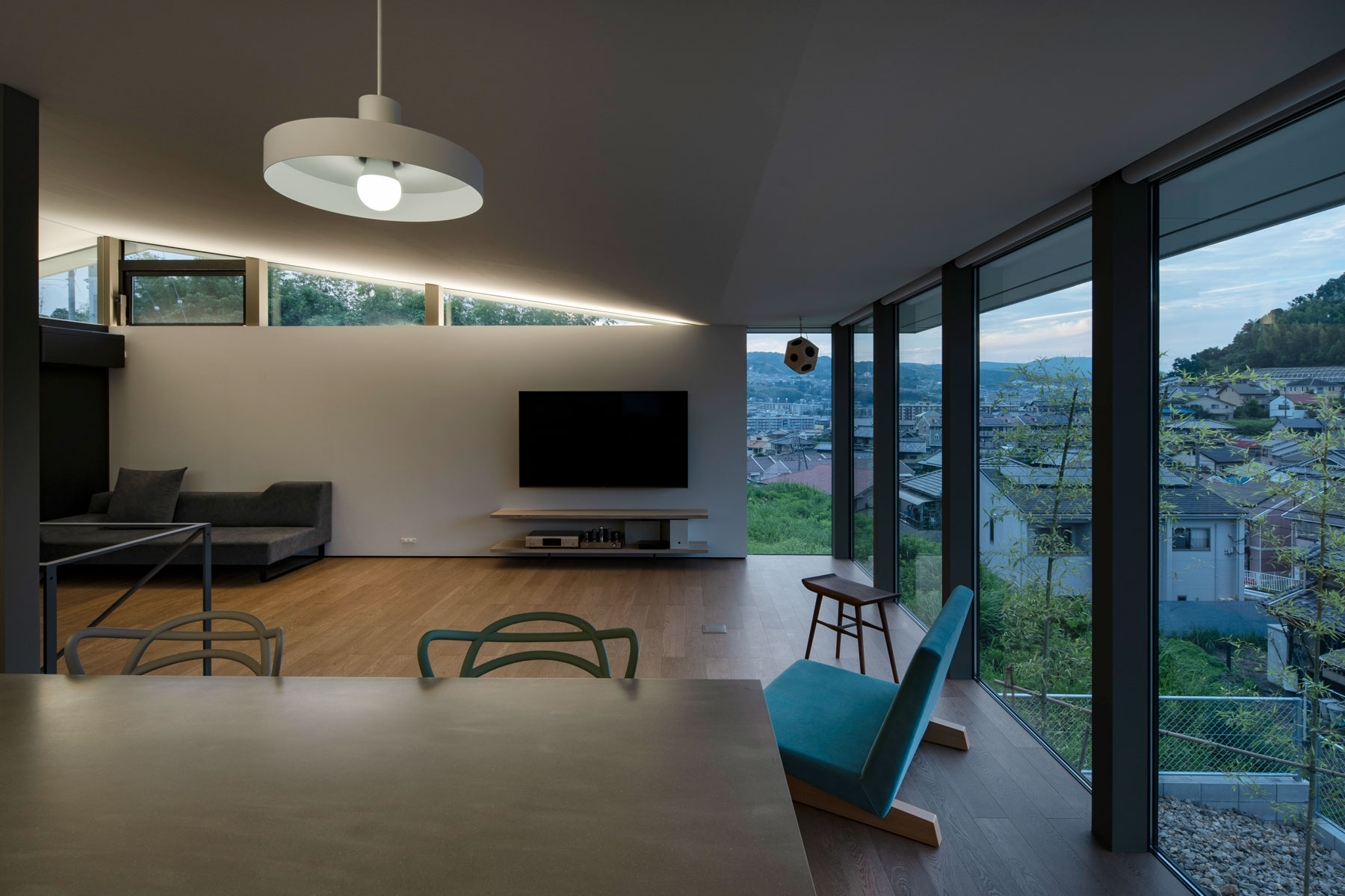 山形坡地上的雅致居所——山本洋平设计的三功能屋顶-21