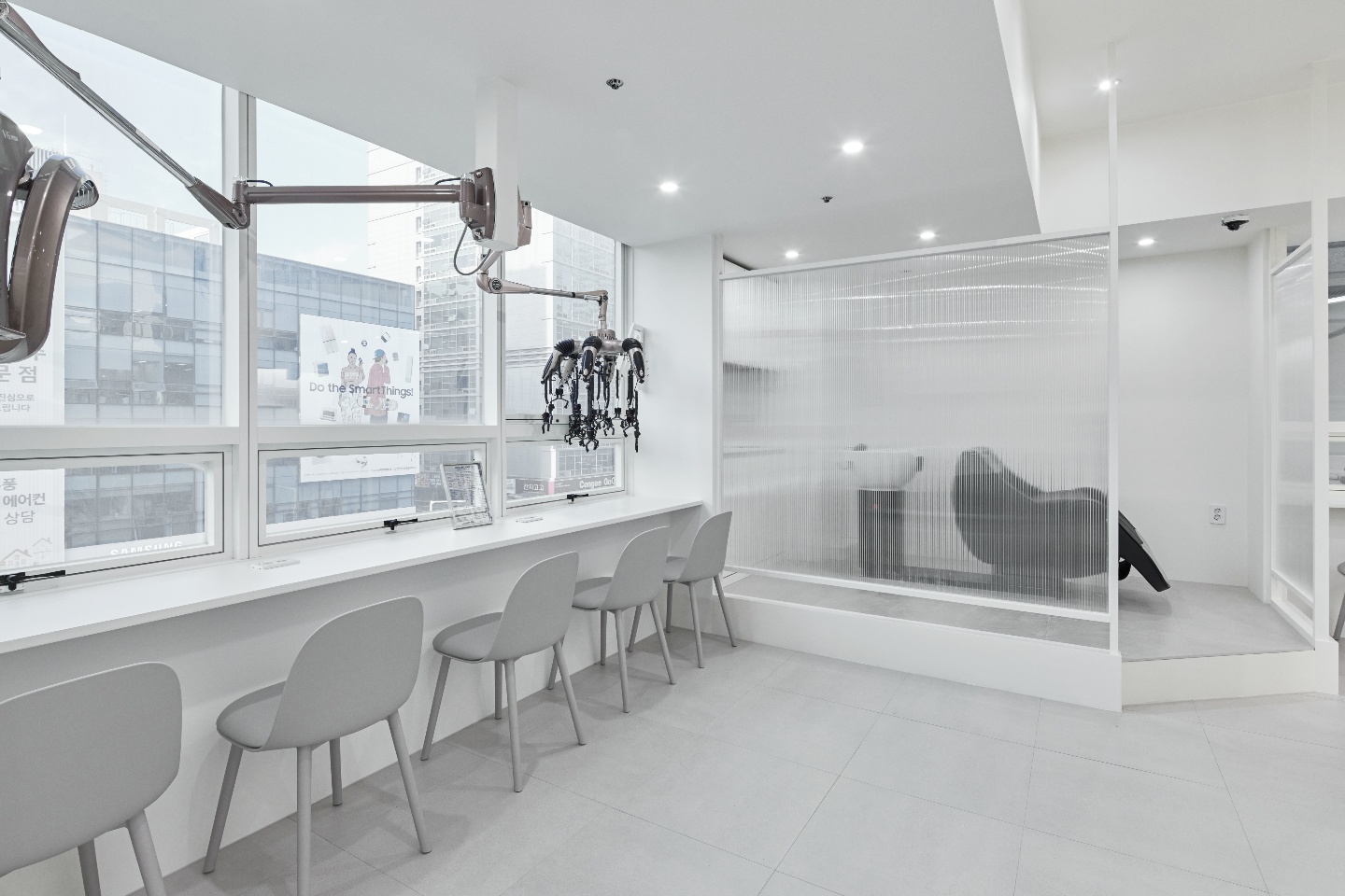 白色调高级美容沙龙，打造舒适私密空间-13