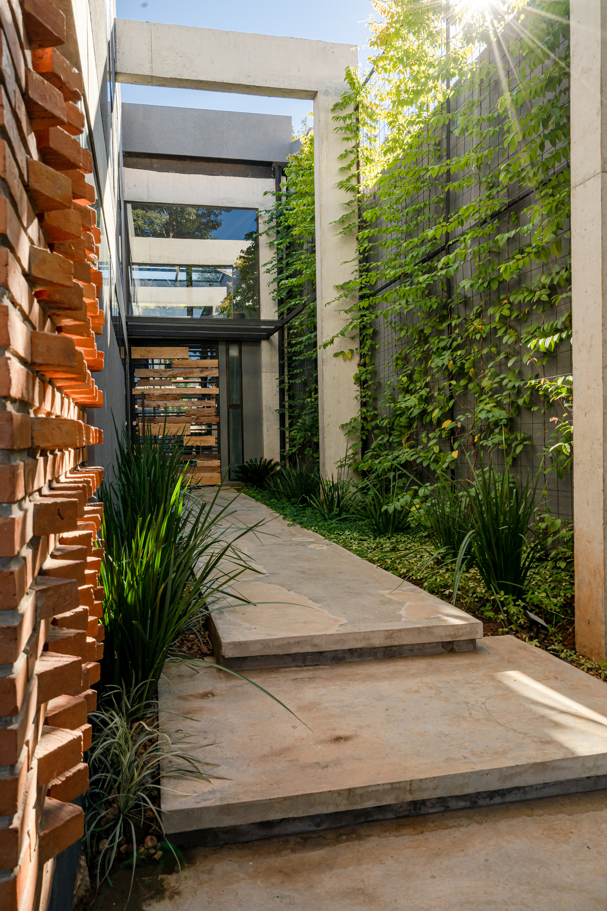 Levitate House / BAUEN-45