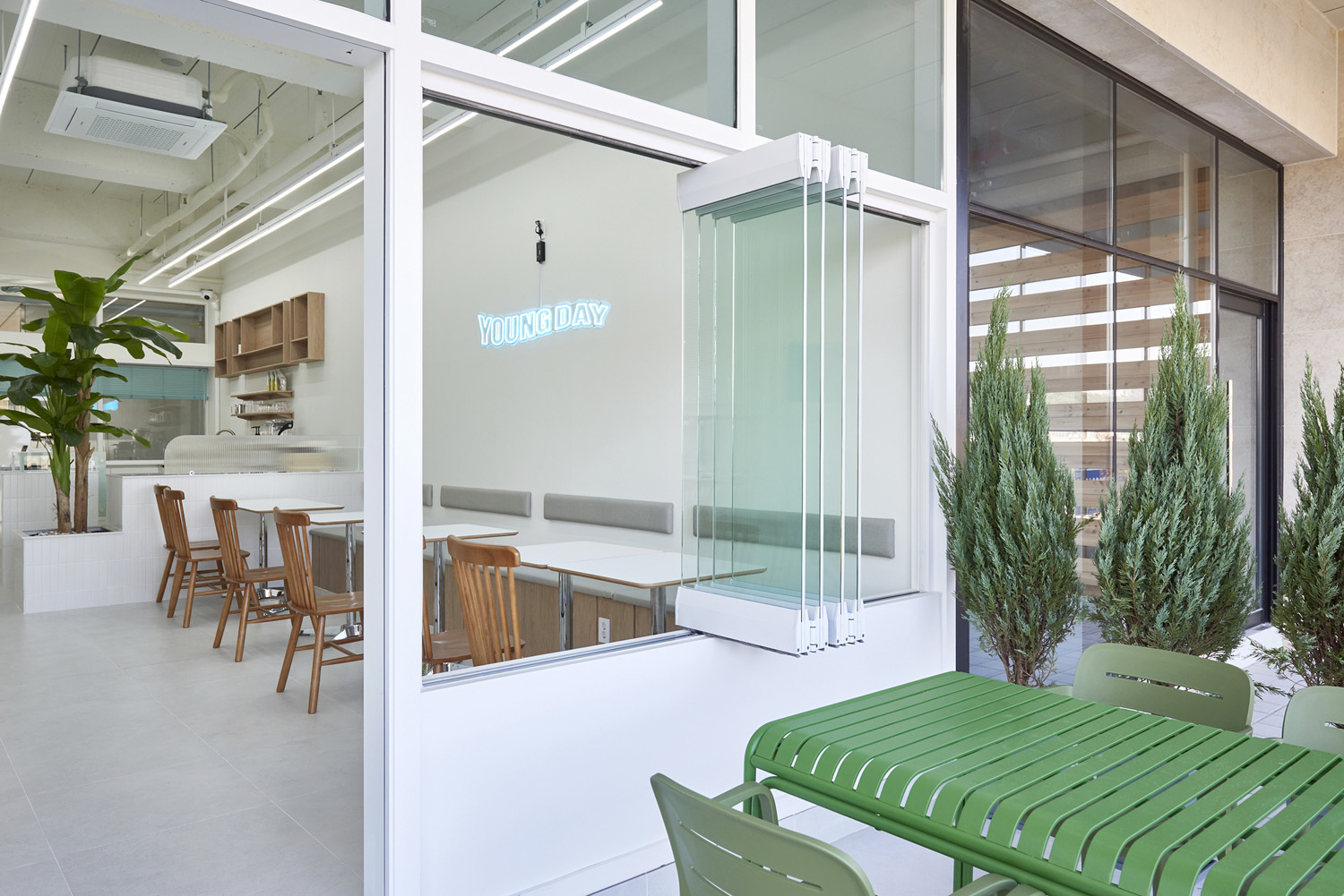 "白色简约设计的 13 平米小空间咖啡厅"-18