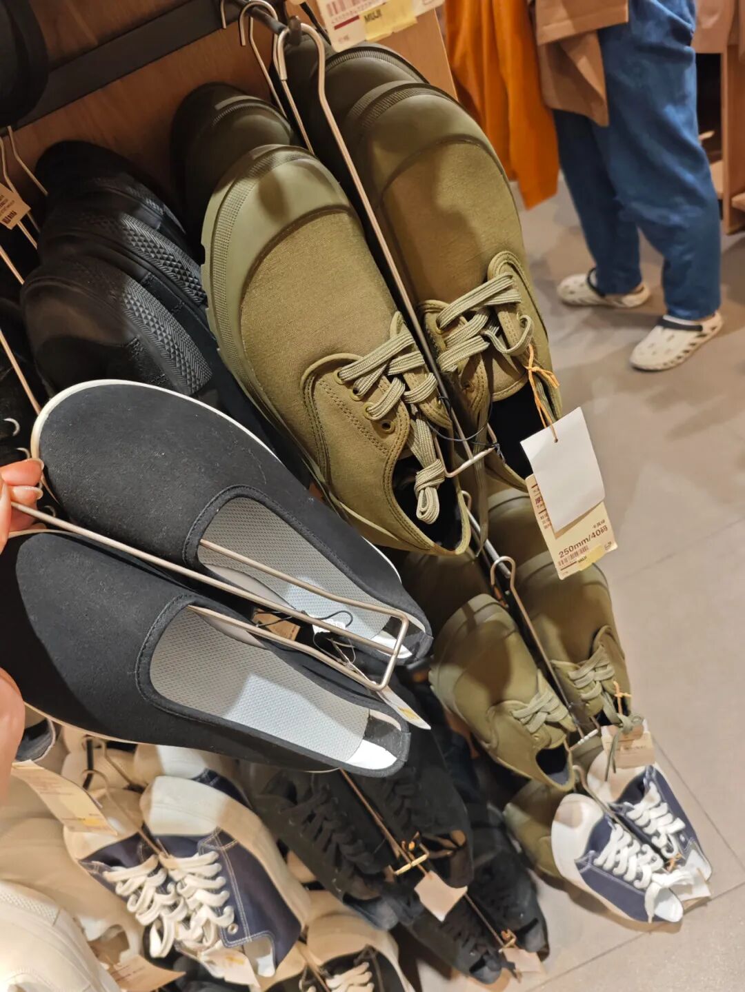 一秒穿回60年代？无印良品秋季新款被指设计“大翻车”！网友：这是要凭票购买？-34