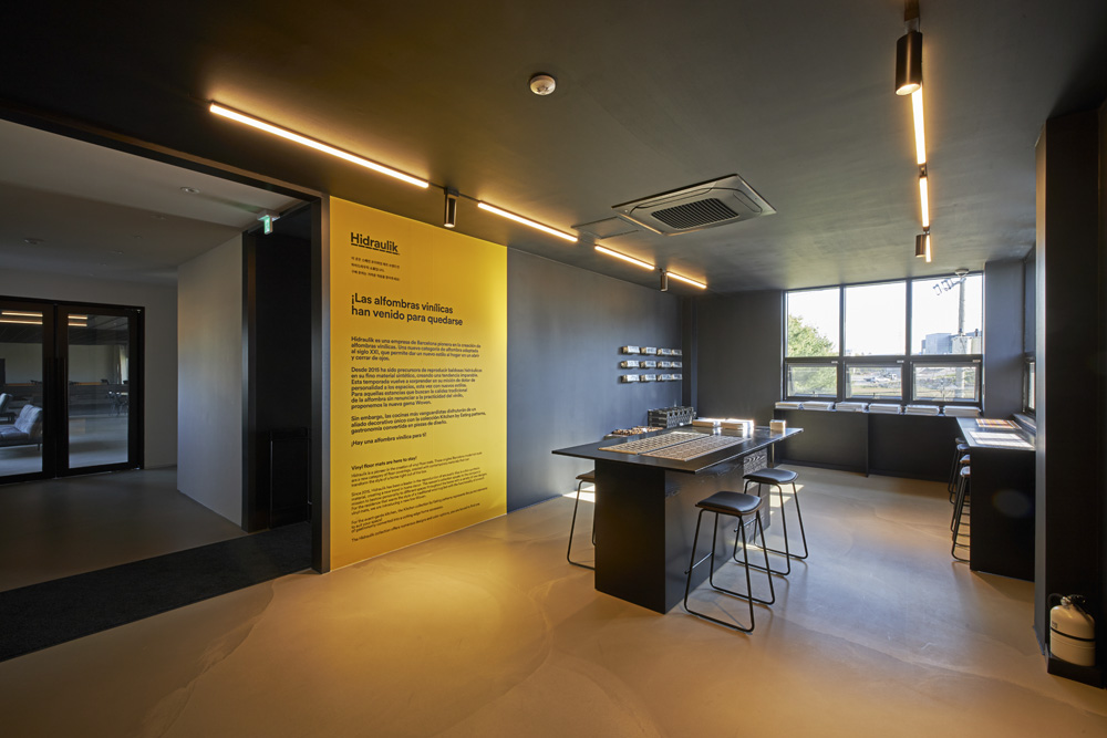 具有现代氛围的两层大型烘焙咖啡馆室内设计专业公司-12