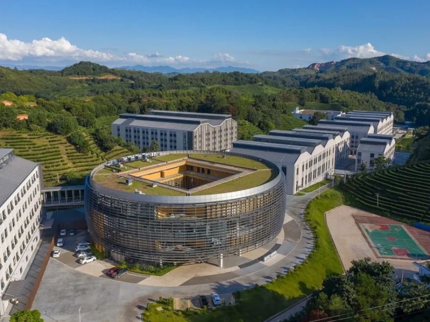 珍珠红诚意酒城 | 客家文化融合现代绿色建筑的生态产业园-21