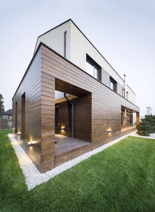 波兰内向型住宅设计，巧妙融合私密与开放-9