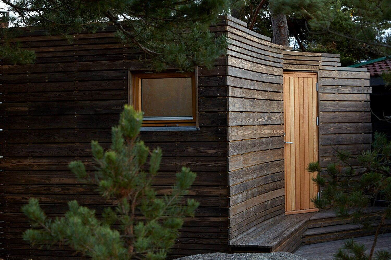 挪威小岛上的生态木质浴室-15