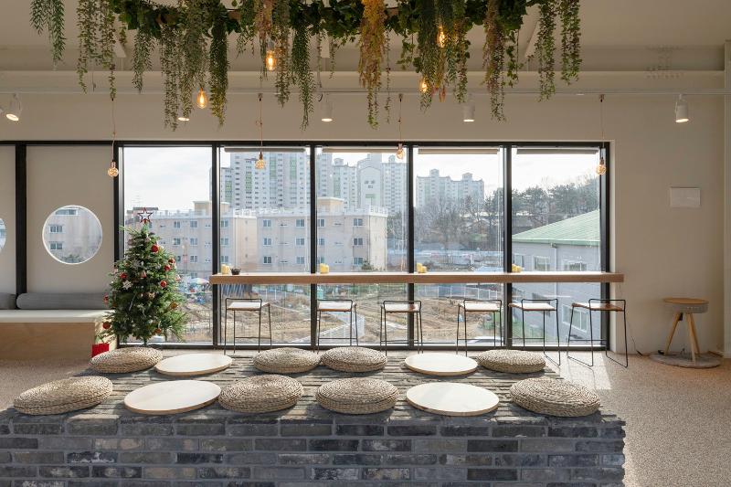 甜蜜的 58 平米白色&木质咖啡馆设计-5