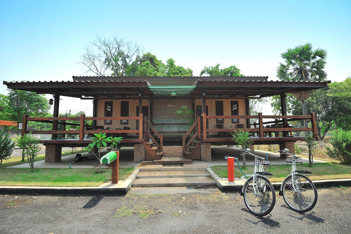 单层抬高地台带中央鱼池的现代风格住宅-9