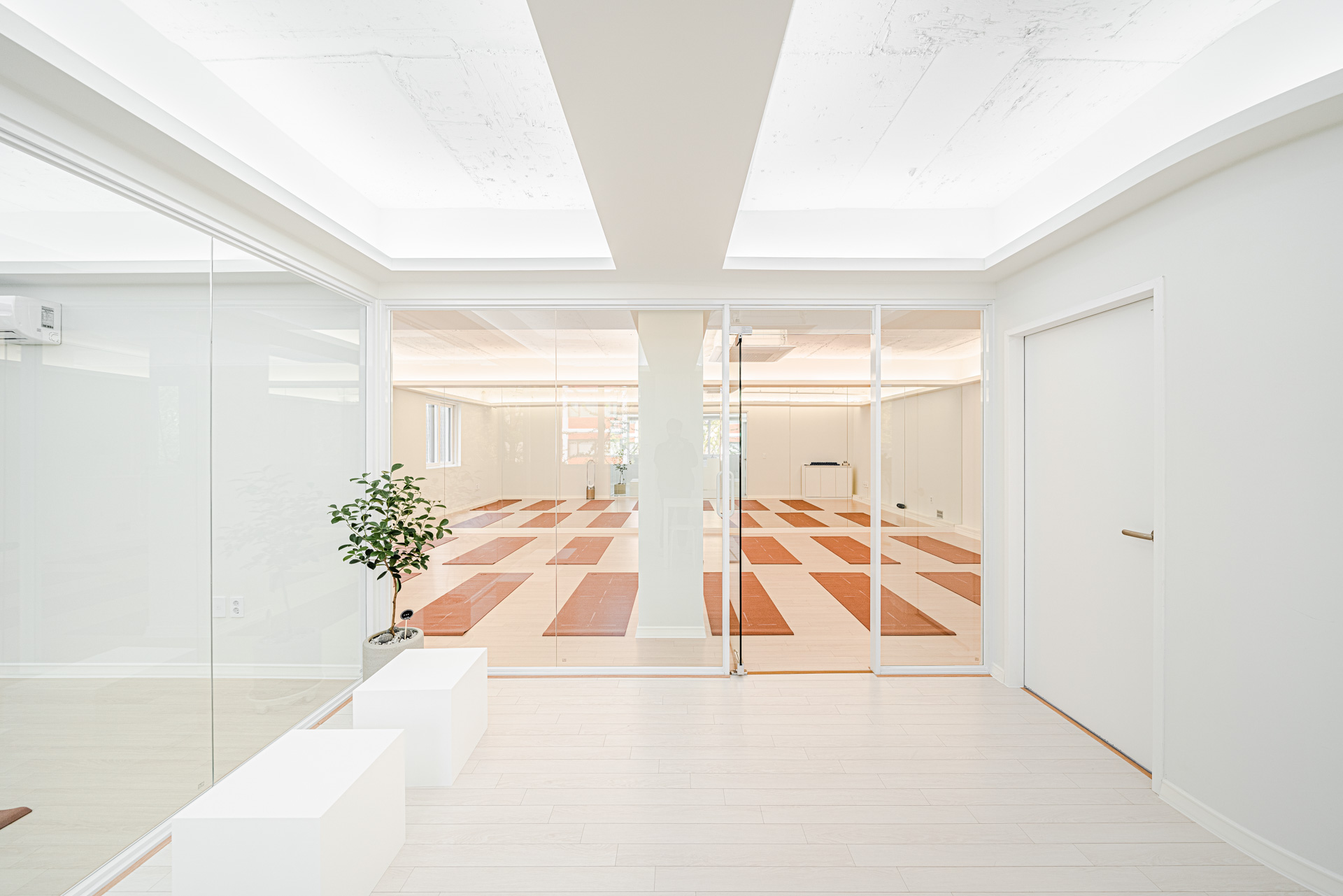 白色极简瑜伽馆 | 现代设计的完美体现-10