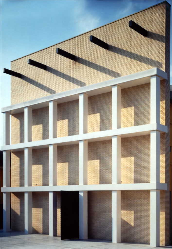 佩斯卡拉的一张新面孔

注：una facciata常见可理解为一张（新）面貌、外观等意，这里推测佩斯卡拉（Pescara）可能需要一个新的形象之类的意思，这种表述更符合大概语境，但由于缺乏更多背景信息，如果不符合要求请提供更多内容 丨意大利丨Antonio Monestiroli-16