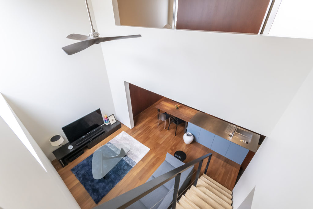 四囲を壁で包んだ家住宅の密集地ながら、静かで落ち着き感のある空間で暮らす | Architecture | 100%LiFE-12