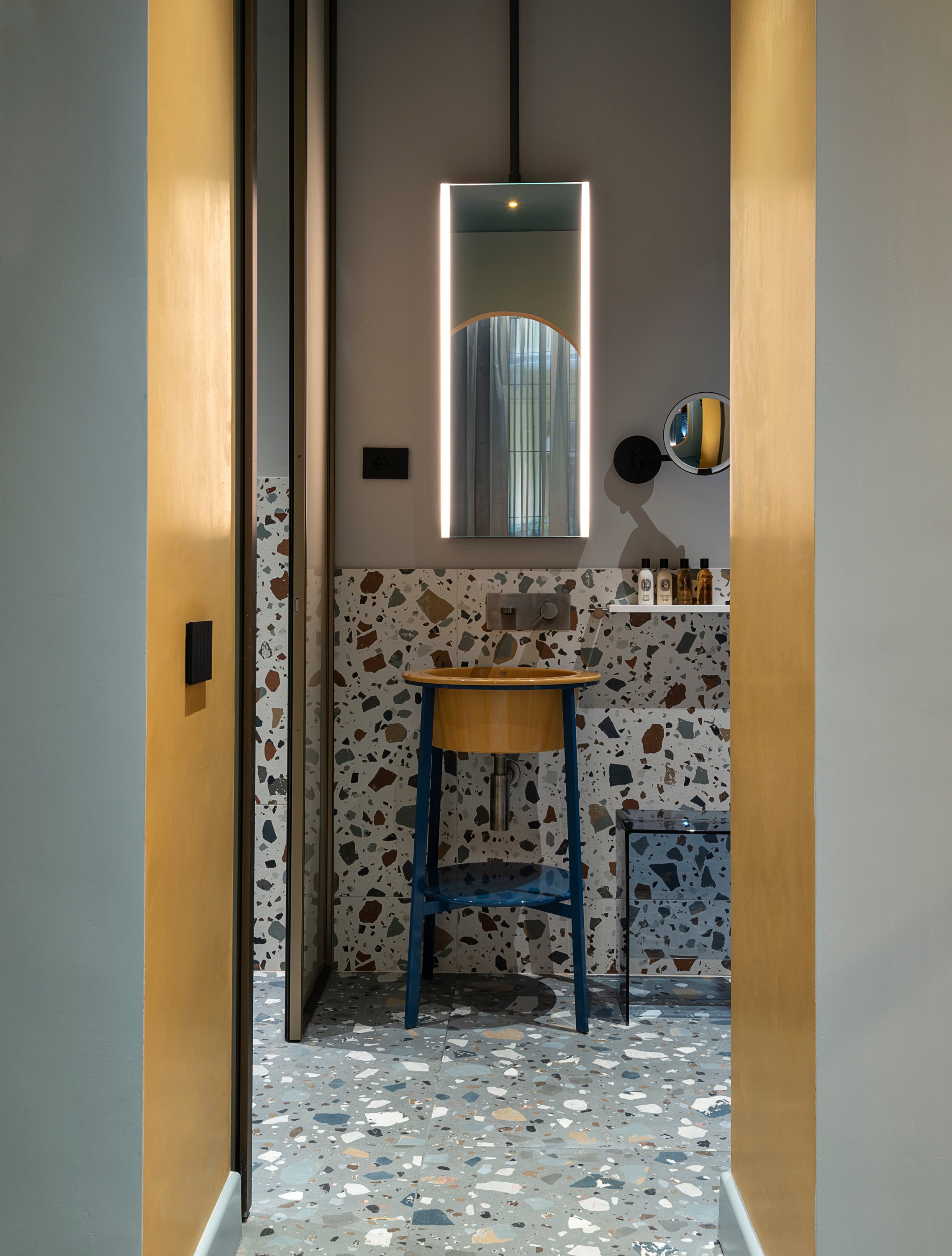 米兰嵌套式酒店 Enterprise Hotel 的时尚黑色设计丨意大利米兰丨Planetaria Hotels-12