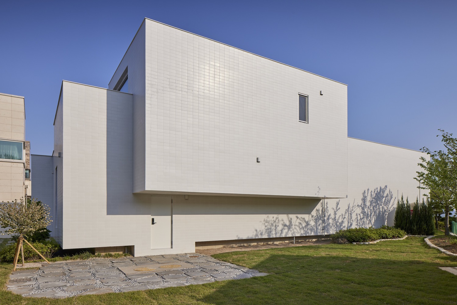 Square House · 漂浮的度假胜地-18