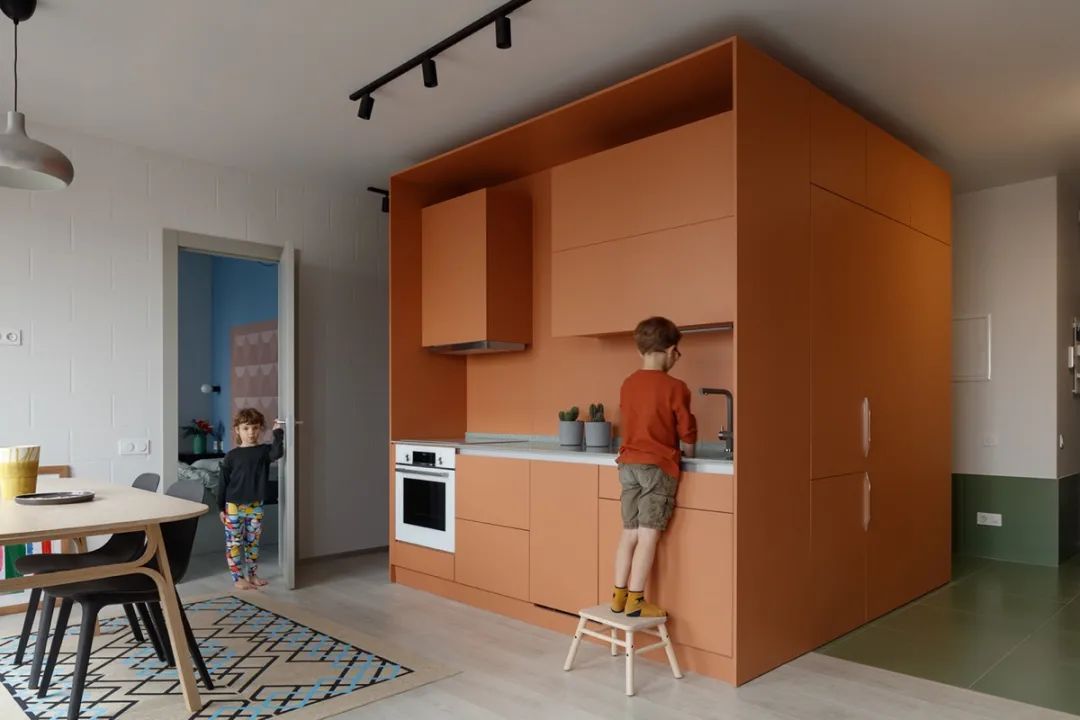 蓝橙碰撞的四口之家丨DVEKATI 设计团队-12