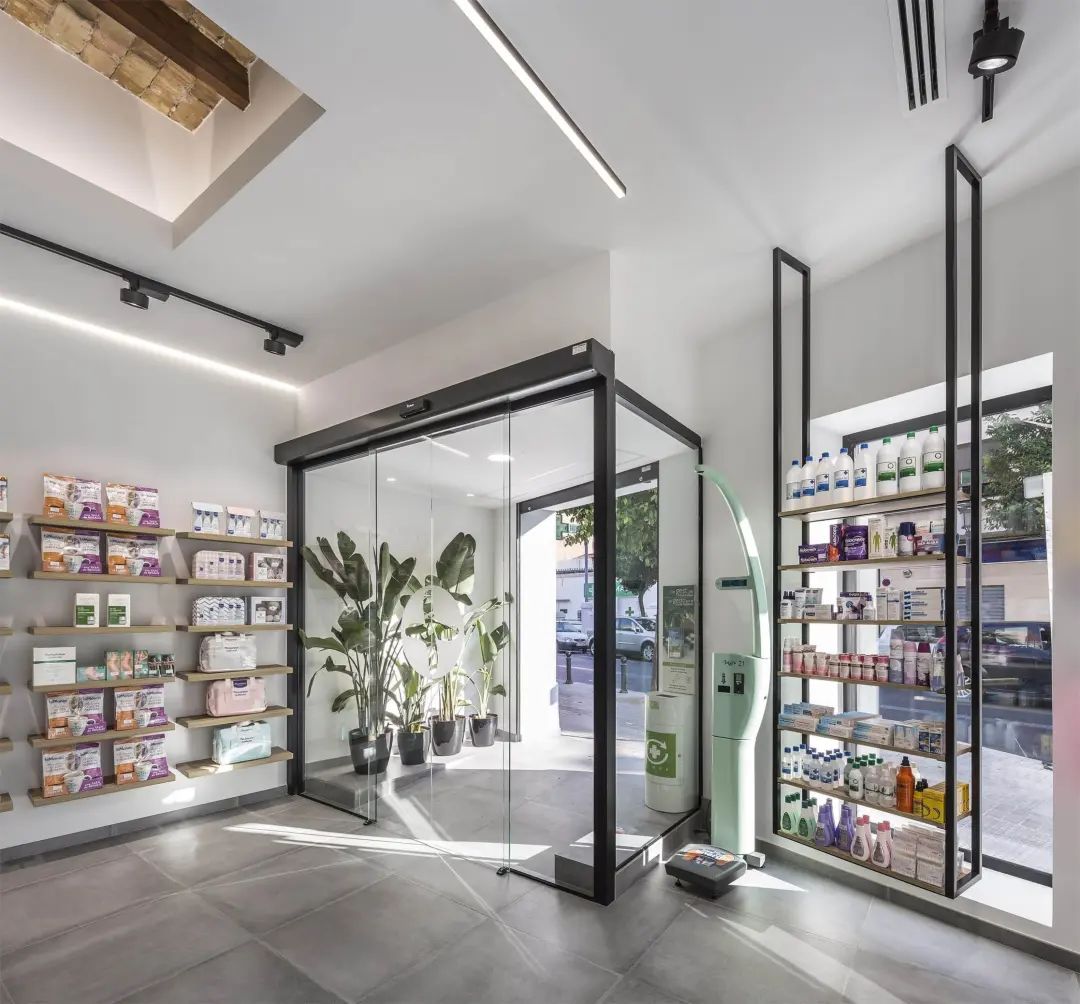 老建筑内的现代药店设计-16