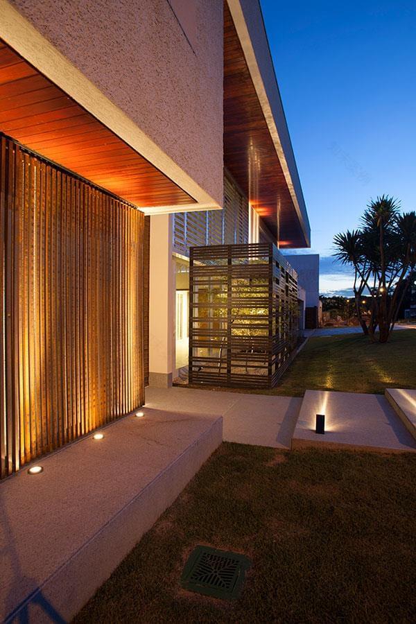 巴西戈亚尼亚 Jabuticabeira 住宅 | 自然元素与半开放式设计的完美融合-7