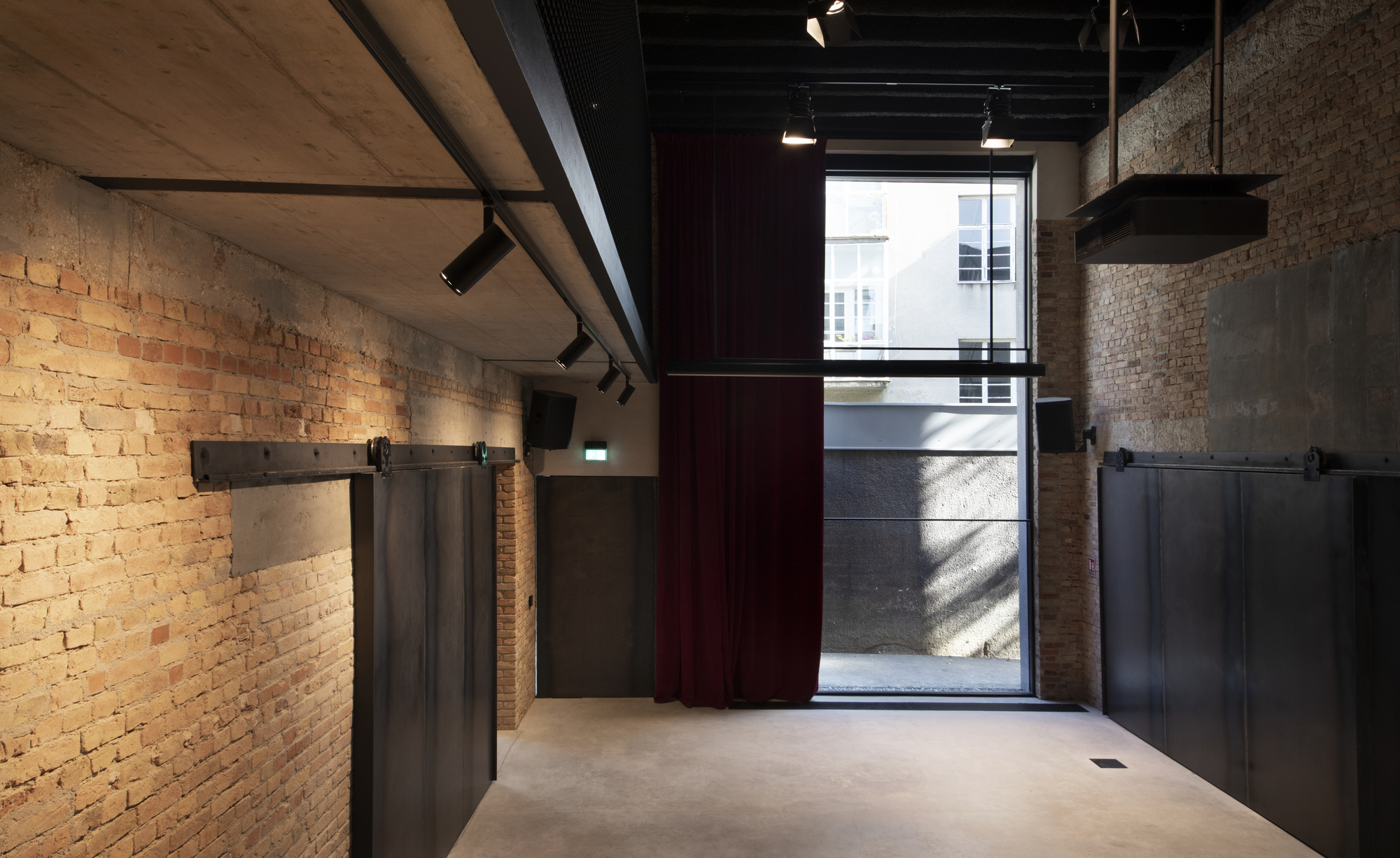 Urania Cinema Transformation / 3LHD-54