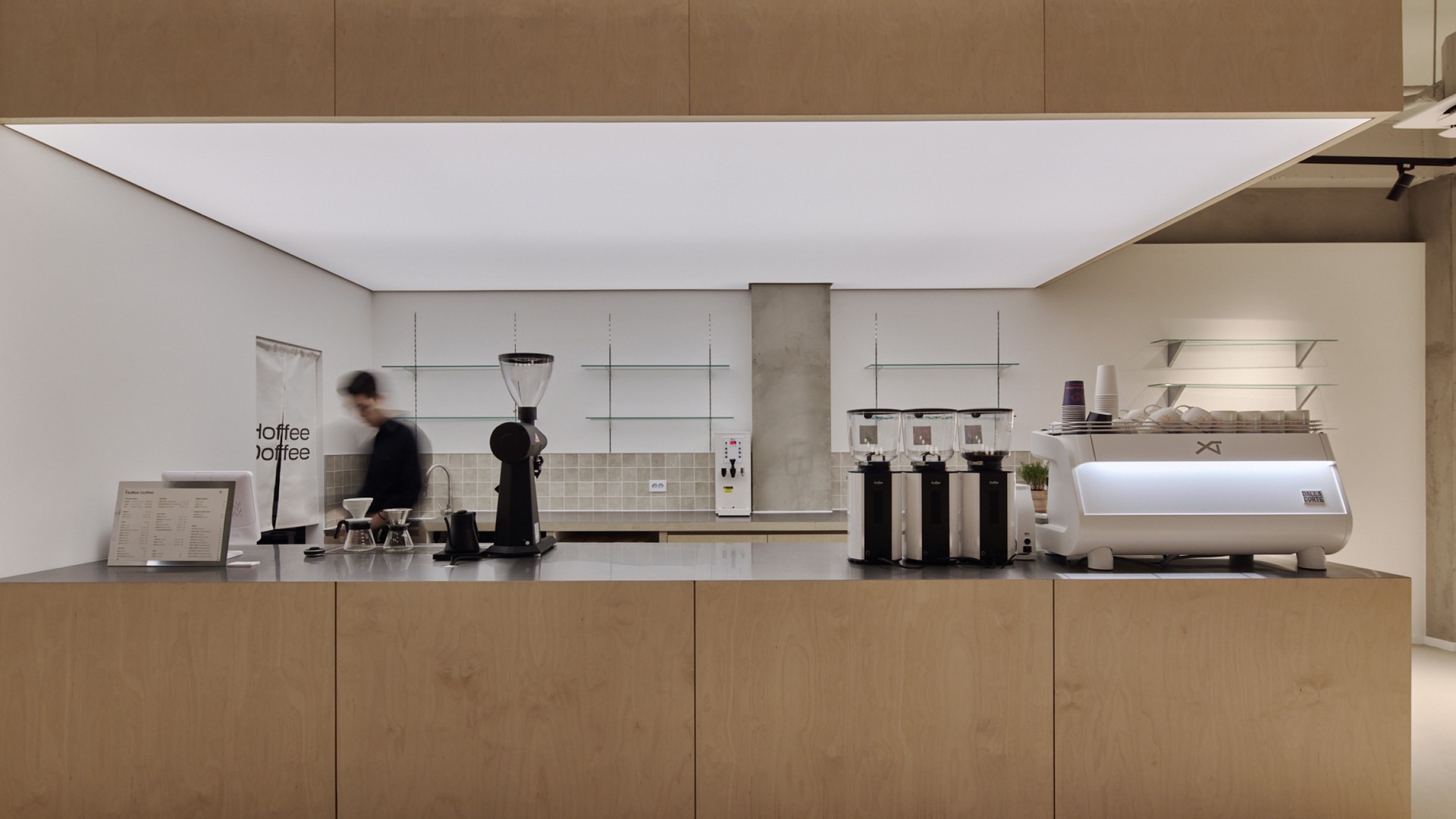 由于 Hoffee Doffee 不是常见的英文词汇组合，没有明确的、约定俗成的含义，难以准确翻译这可能是一个自创的品牌名、昵称或特定情境下使用的词语因此，无法提供准确翻译 丨Docent Design-3