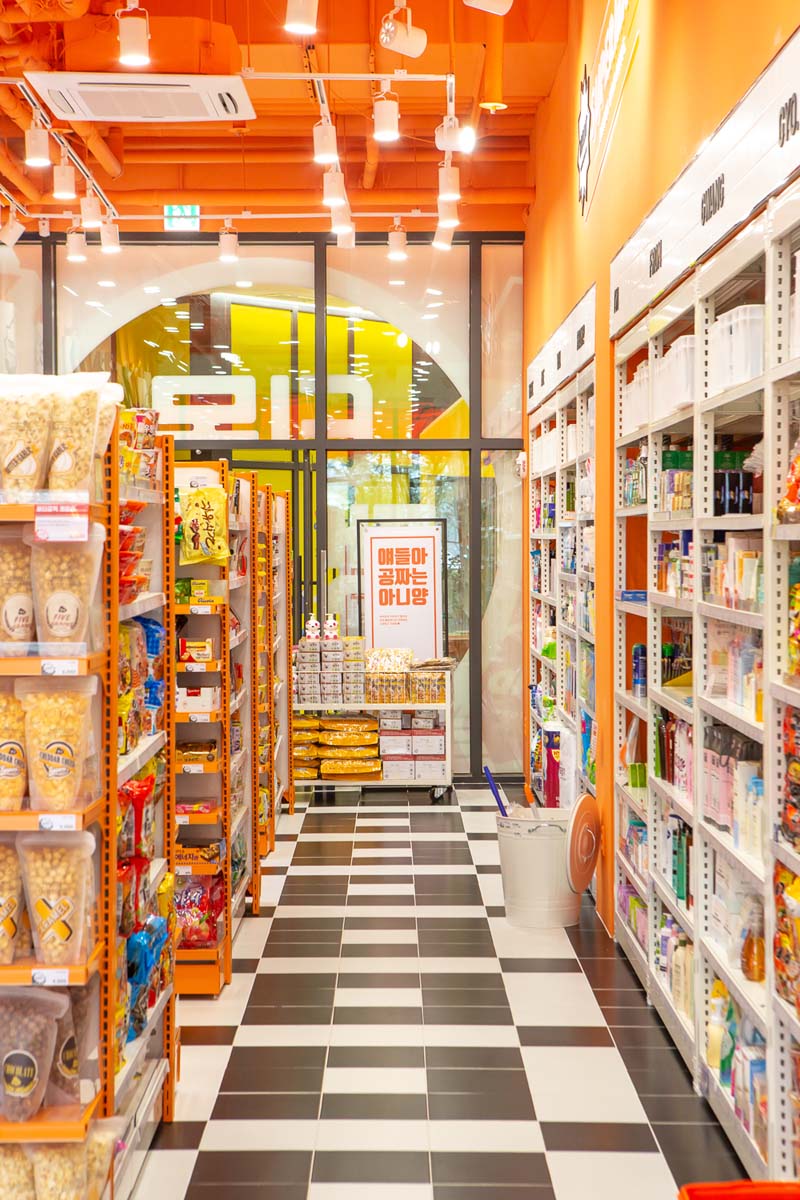 90 平米的购物商场，以品牌颜色为主题的室内设计-13