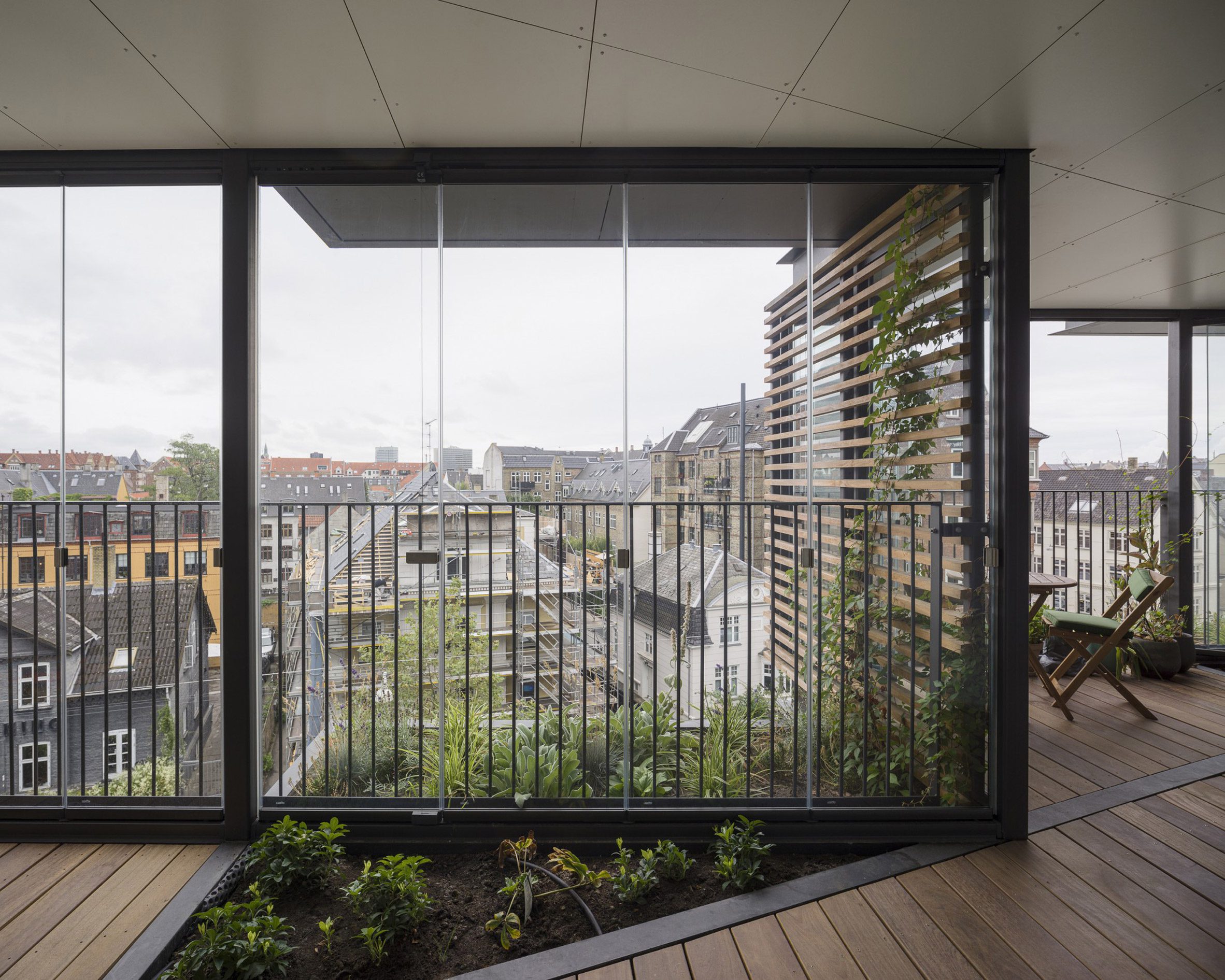 丹麦建筑师翻新公寓楼,植物填充的玻璃块打造社区空间-20