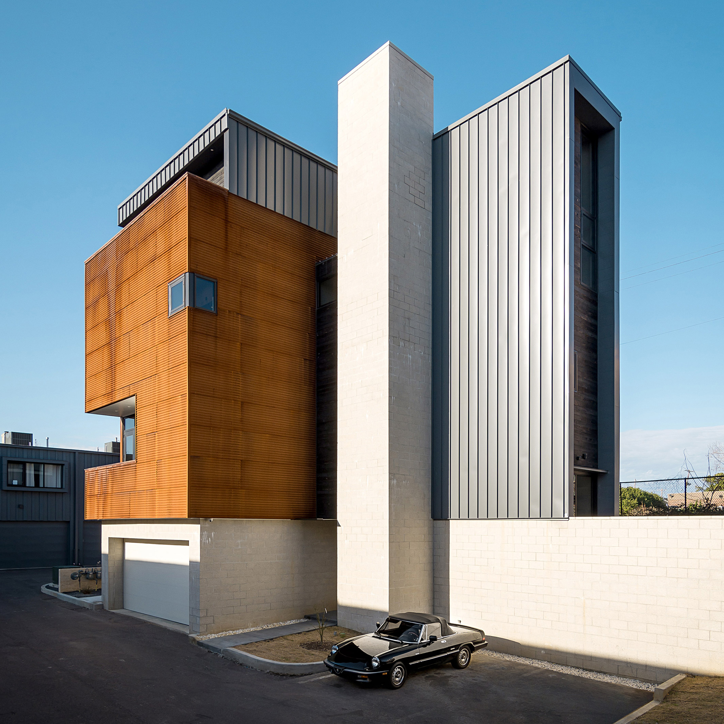 Archimania creates tall family home overlooking train tracks in Memphis-0