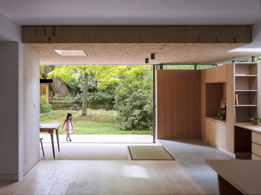 伦敦绿意盎然公寓扩建,红砖绿意打造室内外一体化生活-9