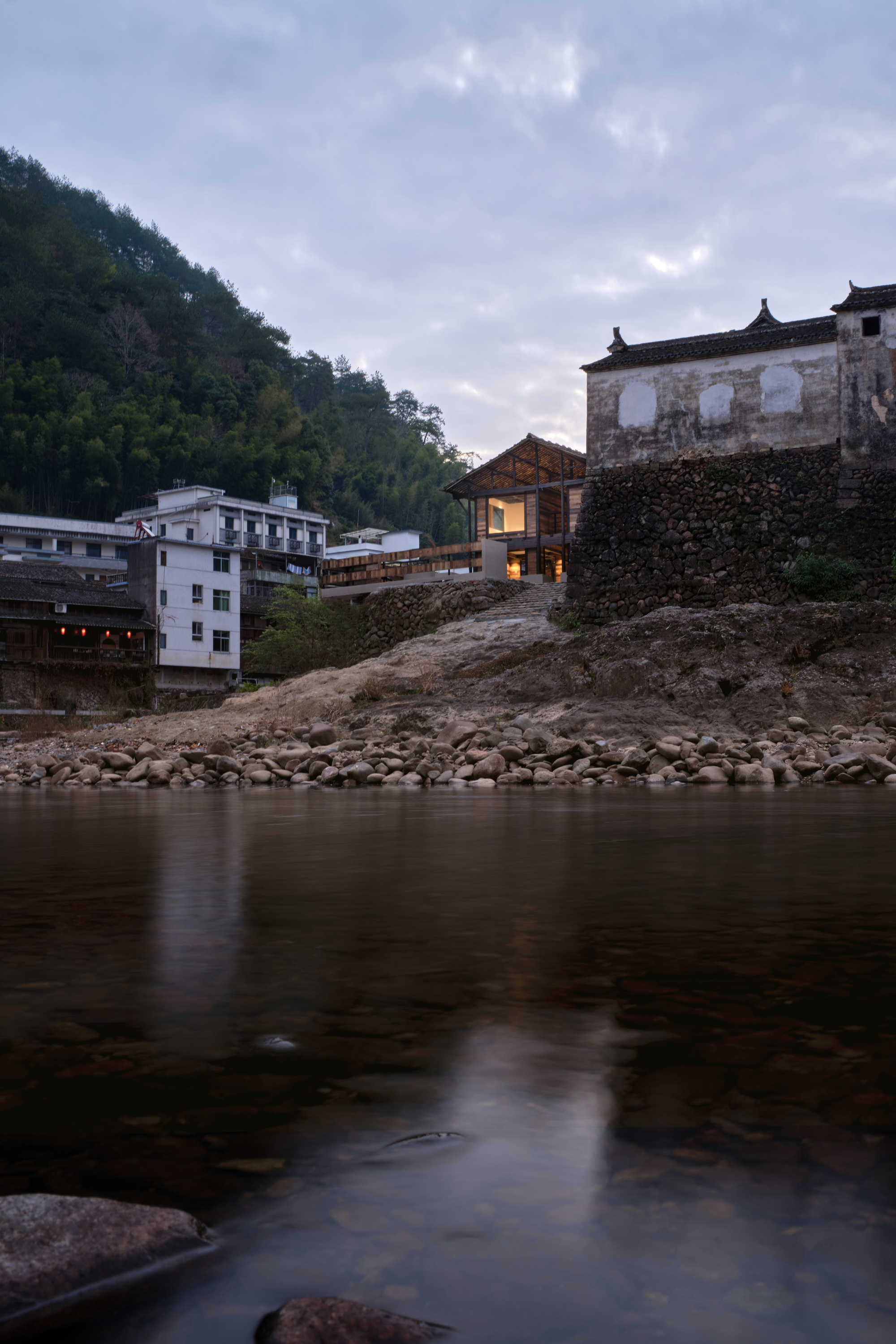 Renovation of the Old Riverside House / Ref Architects + 0.5m Studio-43