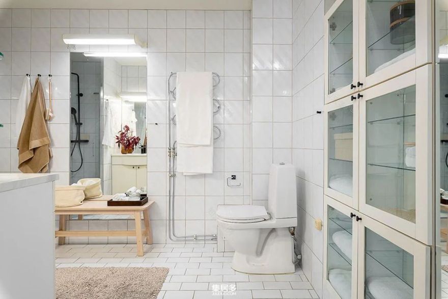 明亮斯堪的纳维亚公寓中的画廊式墙面点亮家居艺术-31