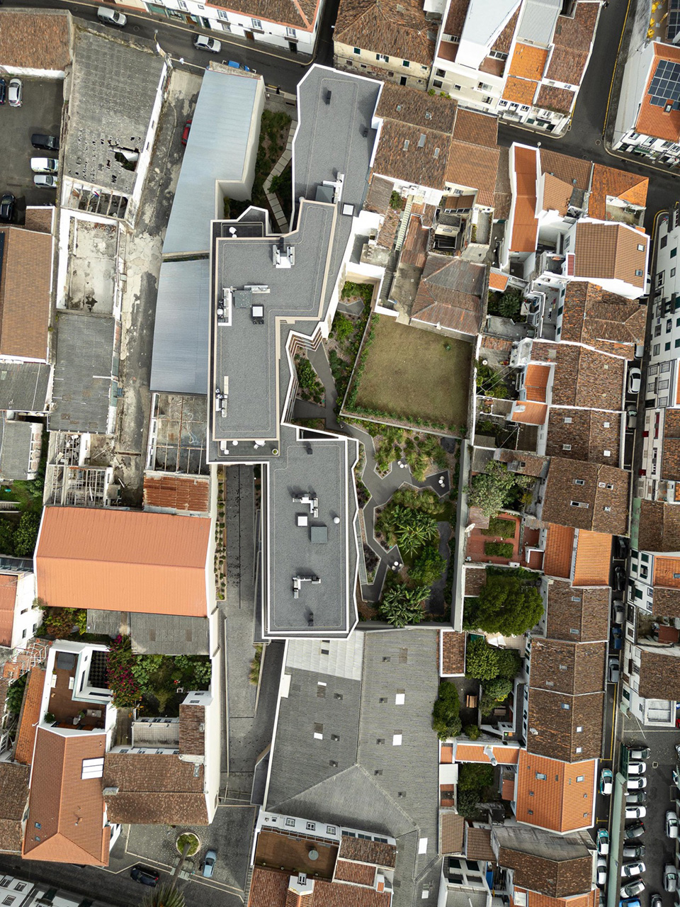 ERNESTO DO CANTO住宅区丨葡萄牙蓬塔德尔加达丨BOX arquitectos-6