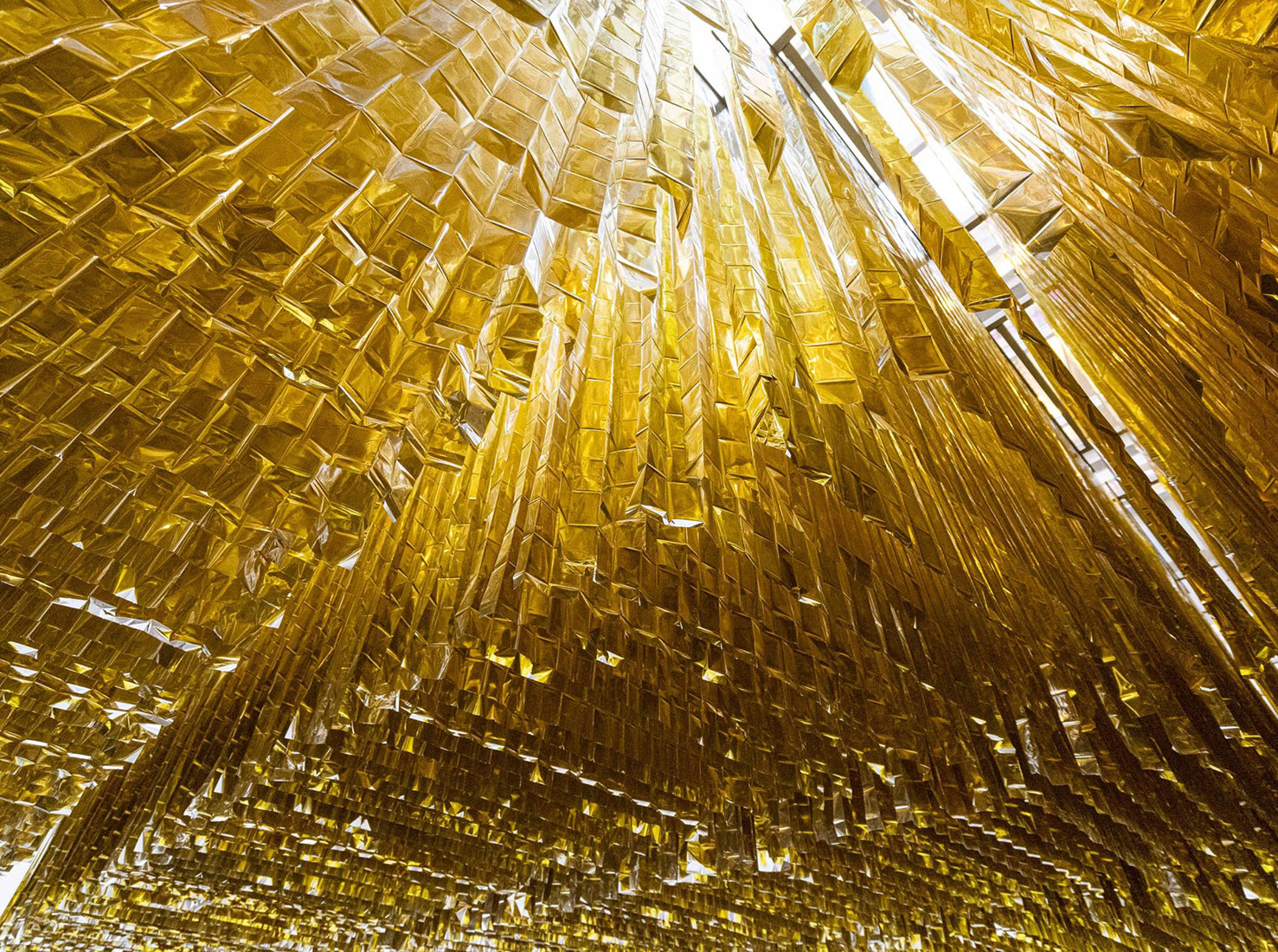 Золотые аварийные одеяла в инсталляции: уникальные художественные шедевры-4