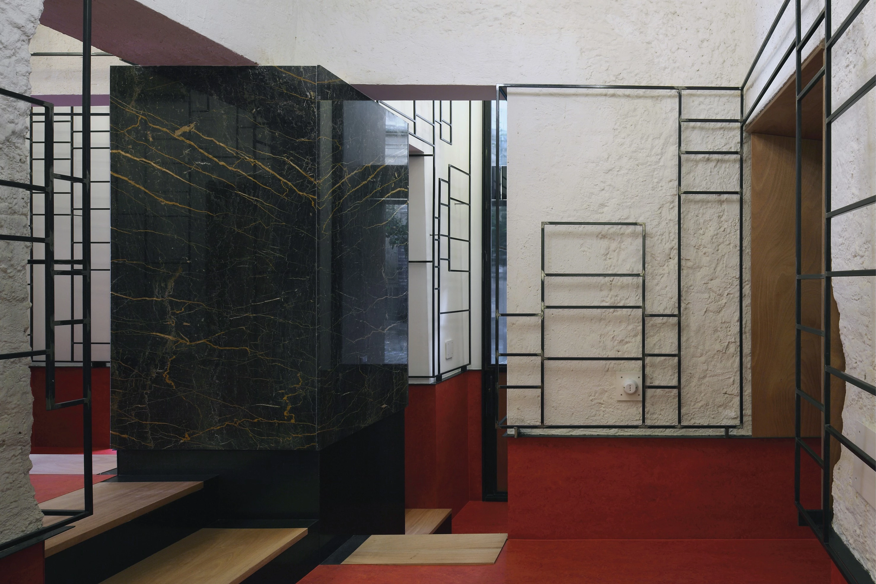 意大利 Caltagirone 百年建筑中的现代商铺设计-15