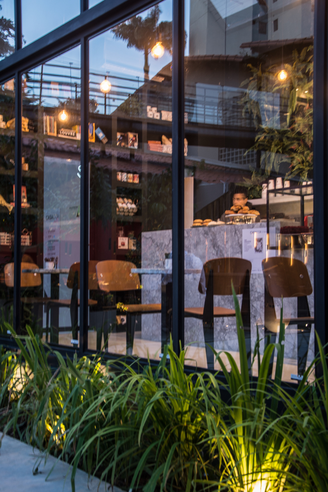 巴西 Coffeetown 咖啡馆 | 绿意盎然的家宅式设计-26