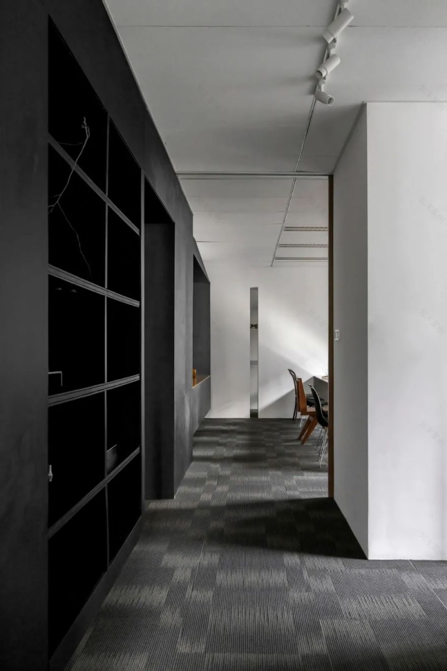 “黑亭”的无用之美,巧妙划分空间打造多功能办公环境-36